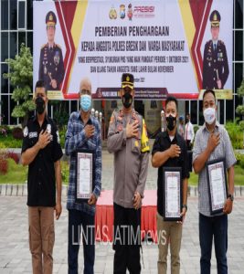 Puluhan Anggota Polisi Terima Penghargaan