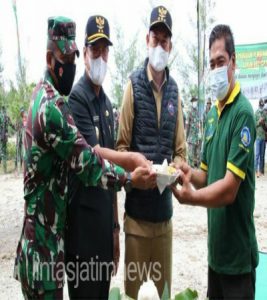 Korem 082/Citra Panca Yudha Jaya, Selamatkan Pesisir Pantai Lamongan Melalui Penanaman Mangrove