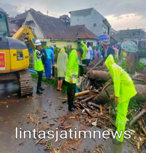 Tanggap Bencana, Polres Batu Bersihkan Sampah Penyebab Meluapnya Sungai Ledok