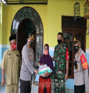 Kapolres Gresik Berikan Bantuan Kepada Korban Kerusuhan Oknum Pesilat di Balongpanggang