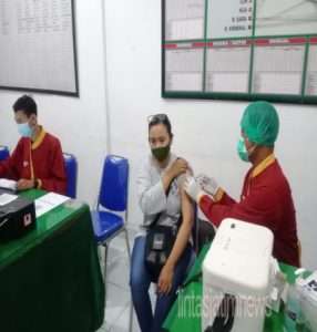 Hujan Deras Tak jadi Halangan Koramil 03 Serengan Laksanakan Serbuan Vaksinasi Diwilayahnya