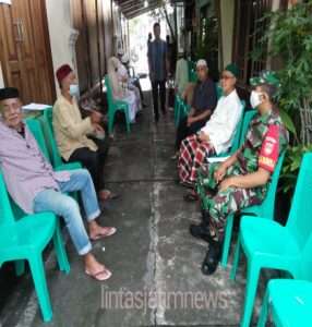 Babinsa Jayengan Takziah di Wilayah Binaanya Sambil Cek Prokes