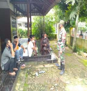 Dengan Komsos, Babinsa Ajak Warga Selalu Terapkan Protkes