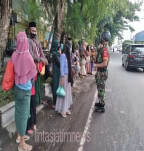 Tanpa Ragu, Sertu Ahmad Suhartono Ingatkan Warga Patuhi Prokes