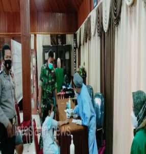 Babinsa Kelurahan Gandekan Pantau Pelaksanaan Vaksinasi Di Wilayahnya