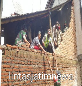 Sembilan Rumah Ambruk Akibat Hujan disertai Angin Kencang di Jabung, ini yang Dilakukan Polres Malang