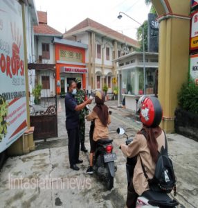 PTM Diaktifkan, Babinsa Kawal Penerapan Prokes di SMKN 5 Surakarta