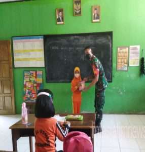 Ini Yang Dilakukan Babinsa Koramil Slogohimo Kepada Murid Sekolah Dasar