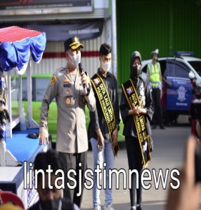 Tingkatkan Capaian Vaksinasi Lansia, Polisi Gunakan Gerobak Vaksin di Pasar