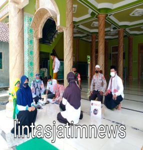 Kejar Herd Immunity, Jamaah Sholat Jumat Dapat Vaksin dari Polres Bojonegoro