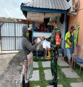 Babinsa Aktif Berikan Himbauan Prokes Dan Bagikan Masker Di PLTSa Putri Cempo