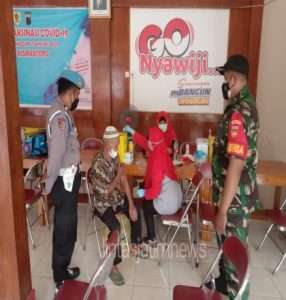 Demi Kelancaran Program Vaksinasi, Babinsa Bersama Bhabinkamtibmas Dampingi Kegiatan Tersebut