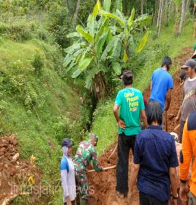 Aliran Air Tersumbat Material Longsor, Babinsa Bersama Warga Gelar Karya Bakti