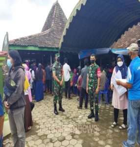 Begini Tugas Babinsa Slogohimo Dalam mendukung Program Vaksinasi