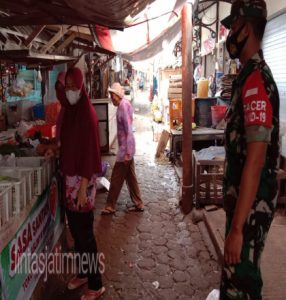 Keliling Pasar Tradisional, Ini Yang Dilakukan Babinsa Koramil 17/Sidoharjo