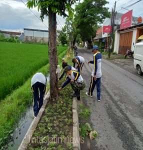Ciptakan Lingkungan Bersih Dan Bebas Covid-19, Babinsa Kelurahan Banyuanyar Pimpin Kerja Bakti