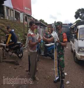 Babinsa Patroli Protkes, Ajak Warga Selalu Pakai Masker