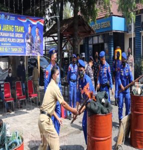 Momen HUT ke-71 Airud, Kapolres Gresik Bakar Jaring Trawl