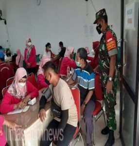 Babinsa Dan Bhabinkamtibmas Pantau Vaksinasi Di Puskesmas Wuryantoro