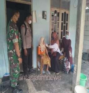 Lansia Kedunglengkong Sambut Baik Vaksinasi Door To Door