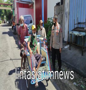 Aksi Kapolsek Mojoroto Polres Kediri Kota, Belikan Becak Baru Untuk Ponijan Yang Menjadi Korban Pencurian Becak