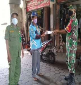 Bagikan Masker Gratis, Cara Jitu Babinsa Kelurahan Keprabon Dalam Mencegah Penyebaran Covid-19