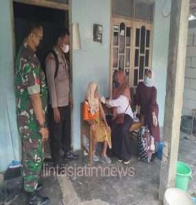 Lansia Kedunglengkong Sambut Baik Vaksinasi Door To Door
