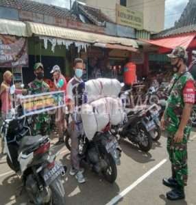 Susuri Pasar, Babinsa Ingatkan Warga Pentingnya Protkes