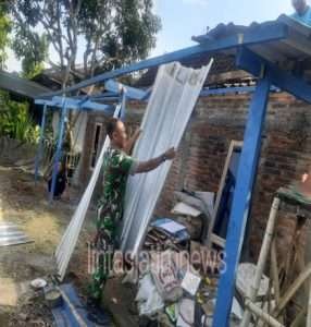 Diterjang Angin dan Hujan, Teras Rumah Warga di Turi Roboh