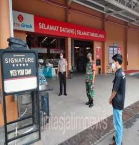 Babinsa Kel.Tipes Perketat PPKM Di Grosir Lotte Mart