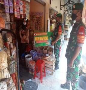 Kunjungi Pasar,Personil Koramil 10/Wuryantoro Berikan Himbauan 5M