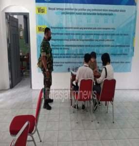 Babinsa Tegalharjo Pantau Penerapan Prokes Pada Pendaftaran Siswa Baru di SMK Kristen