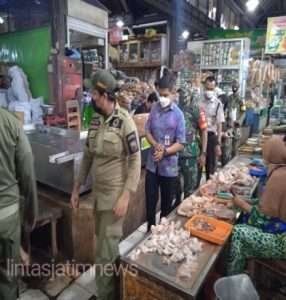 Babinsa,Satpol PP dan Satpam Gelar Operasi Yustisi Penertiban Penggunaan Masker di Pasar