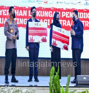 Kapolri Wujudkan SDM Unggul di Acara Bantuan Pendidikan Putra-Putri Polri