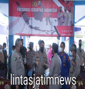 Wakapolda Jatim Apresiasi Pelaksanaan Vaksinasi Serentak Polres Sampang di Kecamatan Pangarengan