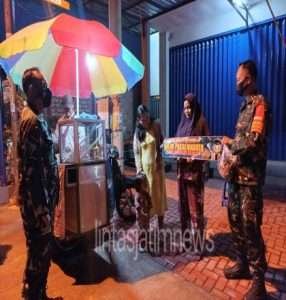 Tak Kenal Waktu, Koramil 24/Puhpelem Terus Berikan Himbauan Pemakaian Masker Kepada Warga