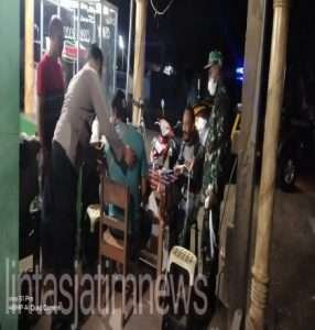 Malam Hari Warung Angkringan Tak Lupaut Dari Patroli Prokes Babinsa Koramil Giriwoyo