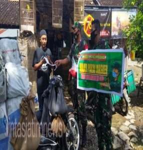 Ajak Warga Pakai Masker,Anggota Koramil 04/Nguntoronadi Rutin Gelar Operasi Gakplin Prokes