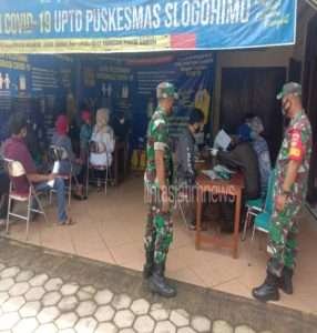 Babinsa Dampingi dan Pantau Pelaksanaan Vaksinasi Kepada Warga