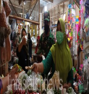 Putus Penyebaran Covid-19, Babinsa Berikan Himbauan Prokes Dan Bagikan Masker di Pasar Mojosongo