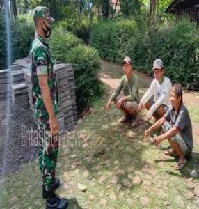 Keliling Desa, Babinsa Dapati Warga Yang Tidak Disiplin Dalam Menjaga Protkes