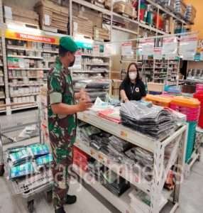 Babinsa Kelurahan Tipes Adakan Penerapan PPKM di Grosir Lotte Mart