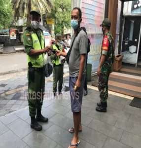 Jelang Nataru,Babinsa Kepatihan Wetan Gencar Laksanakan Himbauan Prokes Dan Bagikan Masker Gratis