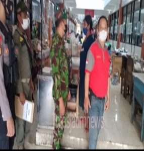 Babinsa,Anggota Polres,Satpol PP dan Satpam  Gelar Operasi Yustisi Penertiban Penggunaan Masker di Pasar