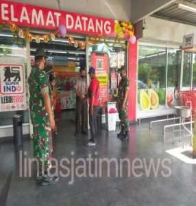 Swalayan Superindo Menjadi Incaran Penerapan PPKM Level 2 Oleh Babinsa Kelurahan Jajar