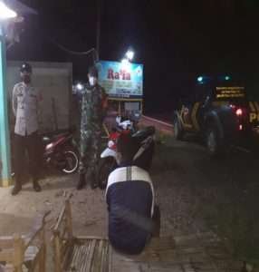 Dengan Bersinergi, Koramil Dan Polsek Giriwoyo Ajak Warga Tak Kendor Terapkan Protkes