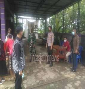 Selain Berikan Rasa Aman Dan Nyaman, Anggota Koramil Dan Polsek Manyaran Pastikan Pelaksanaan Ibadah Natal Sesuai Protkes