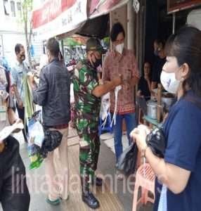 Bagikan Masker,Serta Beri Himbuan Prokes Terus Dilakukan Babinsa Guna Memutus penyebaran Covid -19