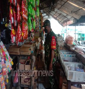 Babinsa Aktif Beri Himbauan Prokes dan PPKM di Pasar Tradisional