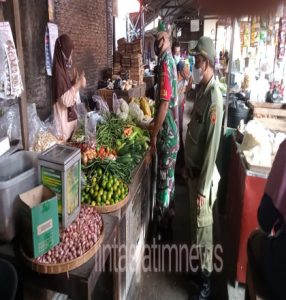 Sambangi Pasar Joglo, Serda Mujono Sisipkan Pesan Prokes Kepada Penjual Dan Pengunjung Pasar